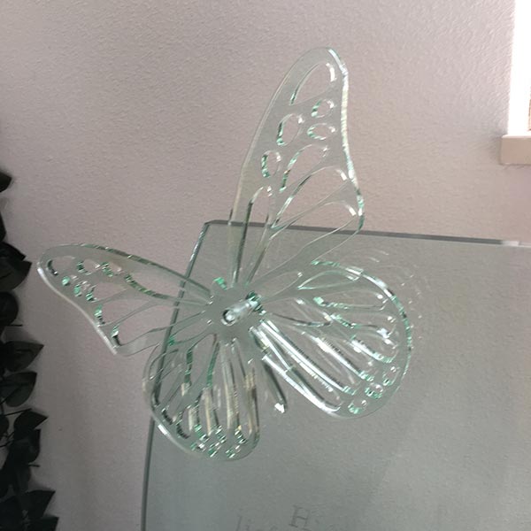 Glazen grafmonument vlinder